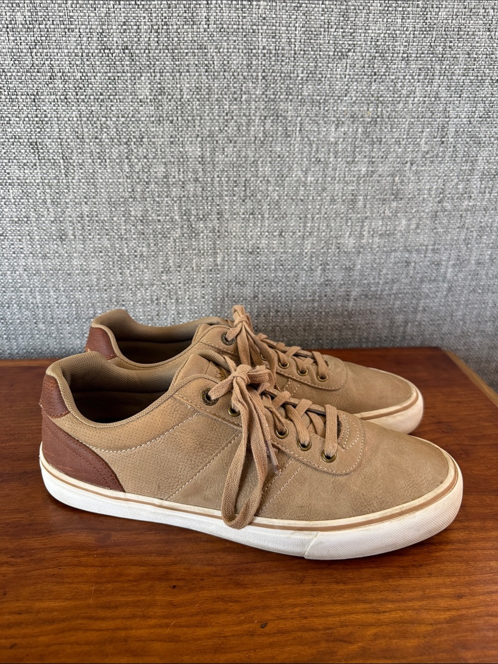 G.H. Bass Co.Men's Tan Canvas Low-Top Sneakers Size 9.5